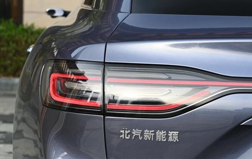 长近5米2，标配4个激光雷达+魔毯空悬，续航1355km，还看5系E级？