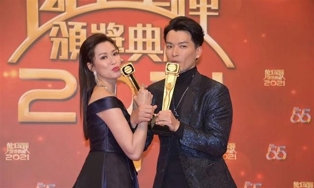 TVB“最甜CP”被偶遇，零距离宠粉，回关粉丝，网友：这是真明星