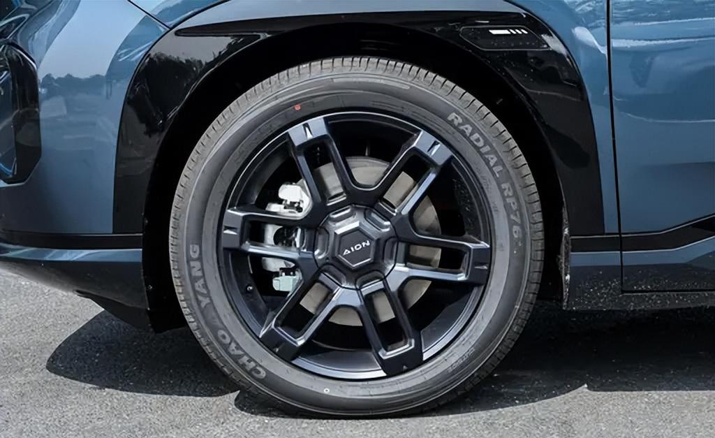 轴距2775mm，配3C快充，体验埃安AION V 650智享版