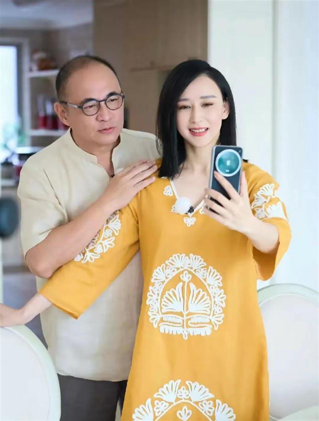 胡静朱兆祥与母亲同拍全家福，47岁似27岁美炸，妈妈气质佳！