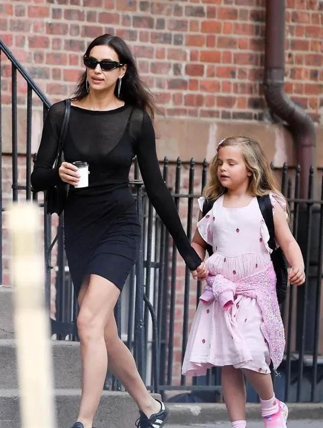 C罗女友伊莲娜和吉赛尔前夫复合了！欧美娱乐圈就是在循环恋爱。