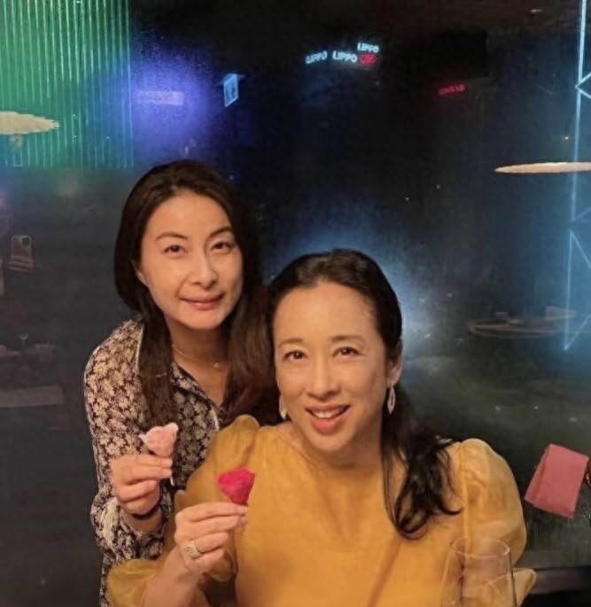 郭晶晶领着两个女儿去爬山，素颜模样酷似朱玲玲，霍启刚背着小女儿超宠溺