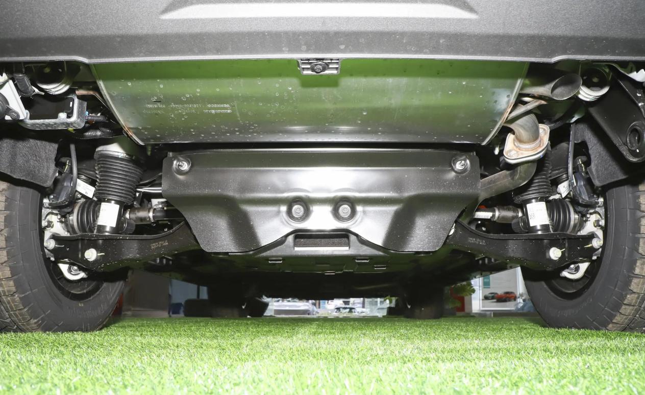 硬派SUV“性价王”！长超5米，魔毯空悬+差速锁+四驱，起步16万多
