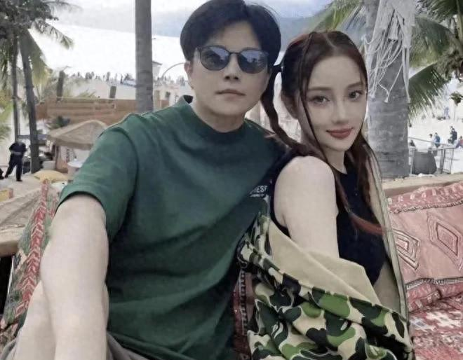 李小璐三亚度假照曝光！与小鲜肉亲密依偎，42岁身材如少女般婀娜