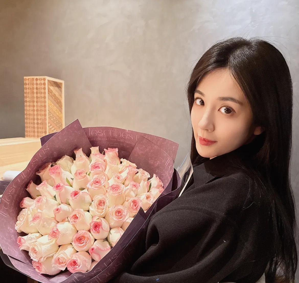 俞灏明女友庆祝恋爱一周年，王晓晨又晒幸福