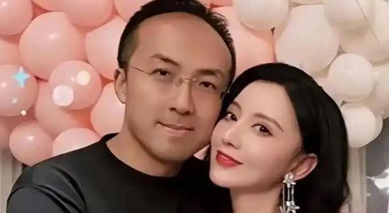 张萌与老公庆祝结婚十周年，贴脸合影大秀恩爱