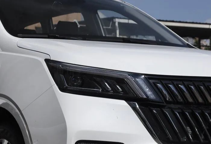 五菱不讲武德，混动大7座MPV，才卖7万，一公里4毛，10年开不坏