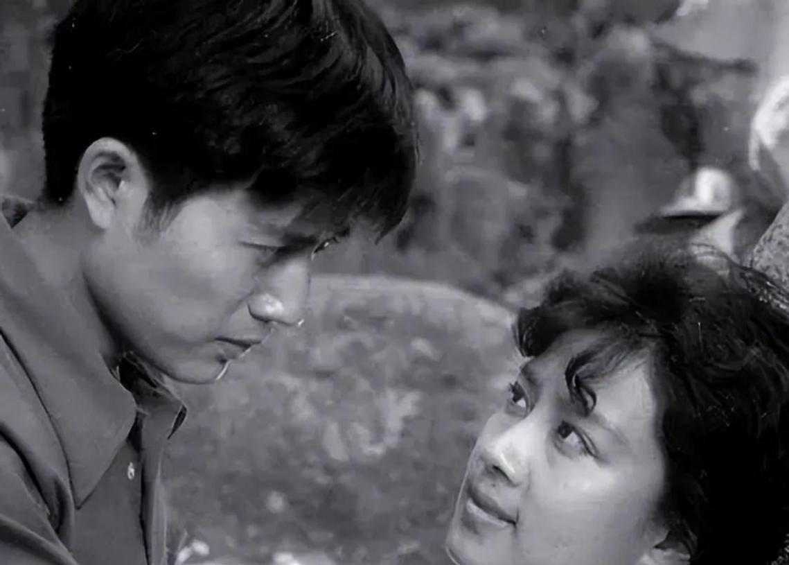 他25岁成名,一见钟情妻子,38年后女儿成为骄傲