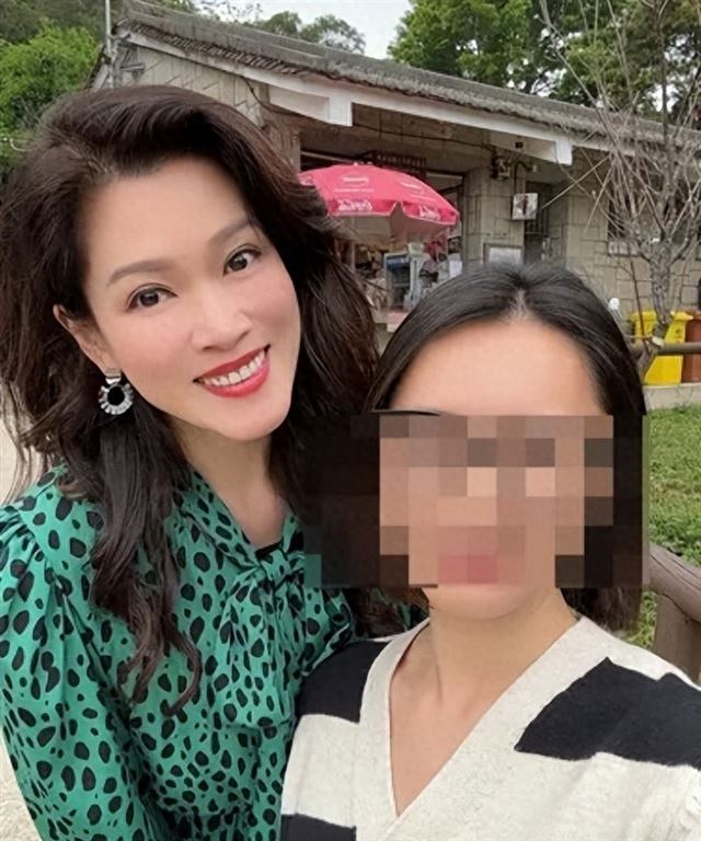 TVB“最甜CP”被偶遇，零距离宠粉，回关粉丝，网友：这是真明星