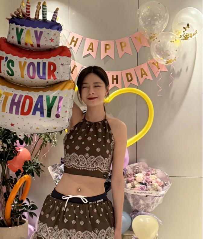 沈梦辰庆祝35岁放开自我,穿露肚脐装秀身材,人美身材好腰是真的细!