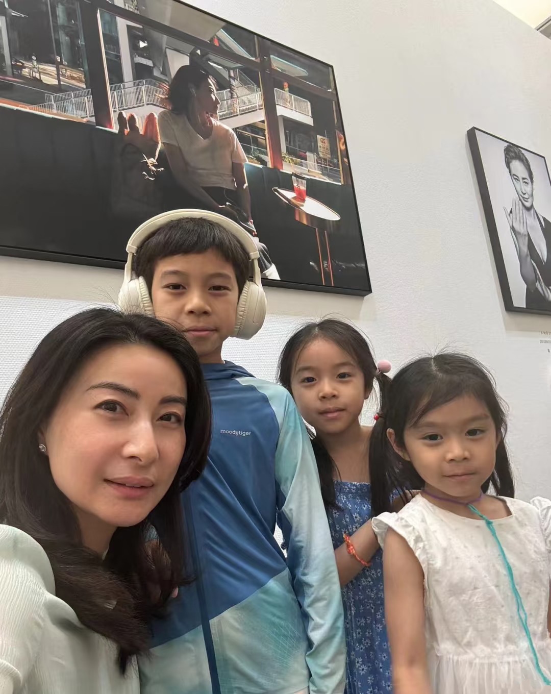 郭晶晶领着两个女儿去爬山，素颜模样酷似朱玲玲，霍启刚背着小女儿超宠溺