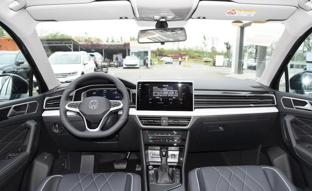 我想买途观L 300TSI，全款和5年分期各需多少钱？家用值得入手吗？