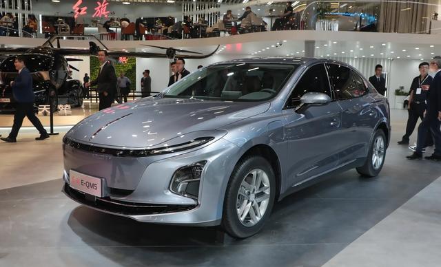 新款红旗E-QM5亮相上海车展，纯电动中型车设计，怀挡布局引领新潮流