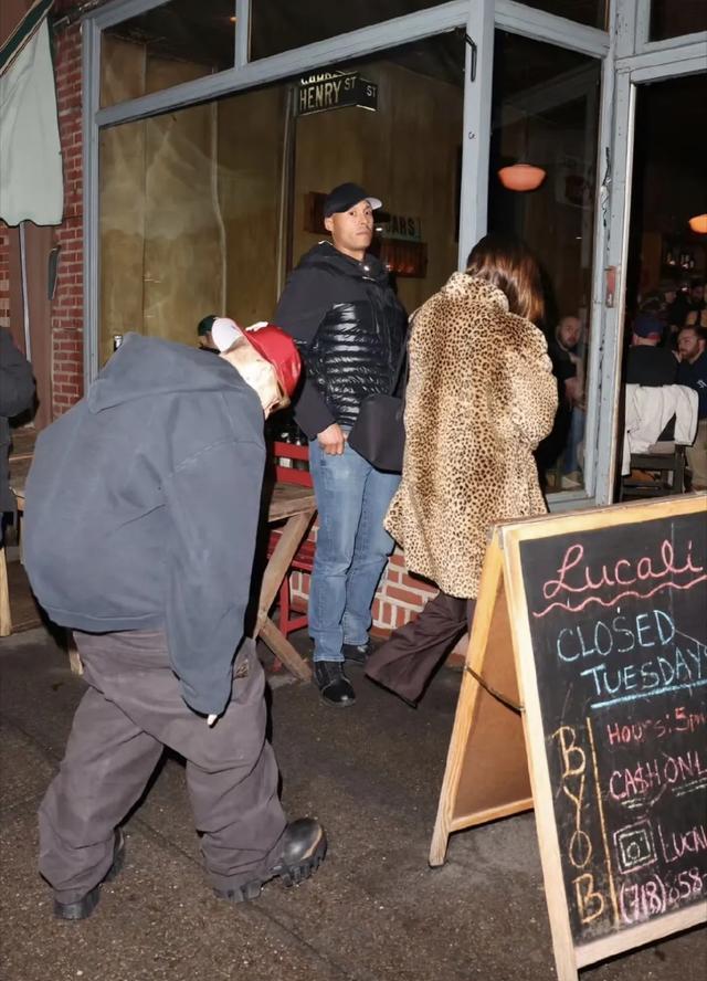 比伯携妻子纽约外出就餐，穿搭一如既往的迷，海莉一脸生无可恋