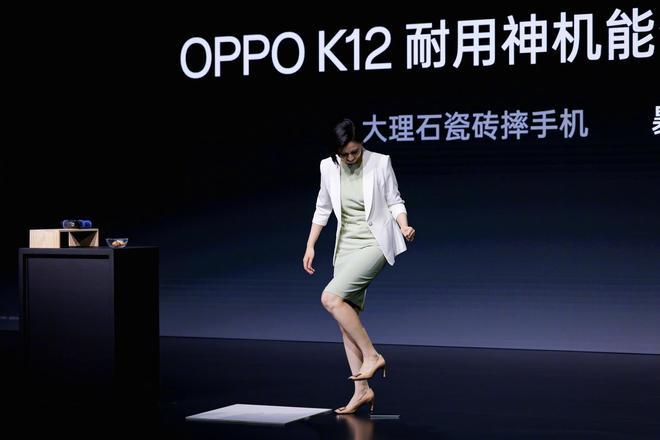 OPPO“最美女產品經理”Monica離職，曾高跟鞋踩手機出圈