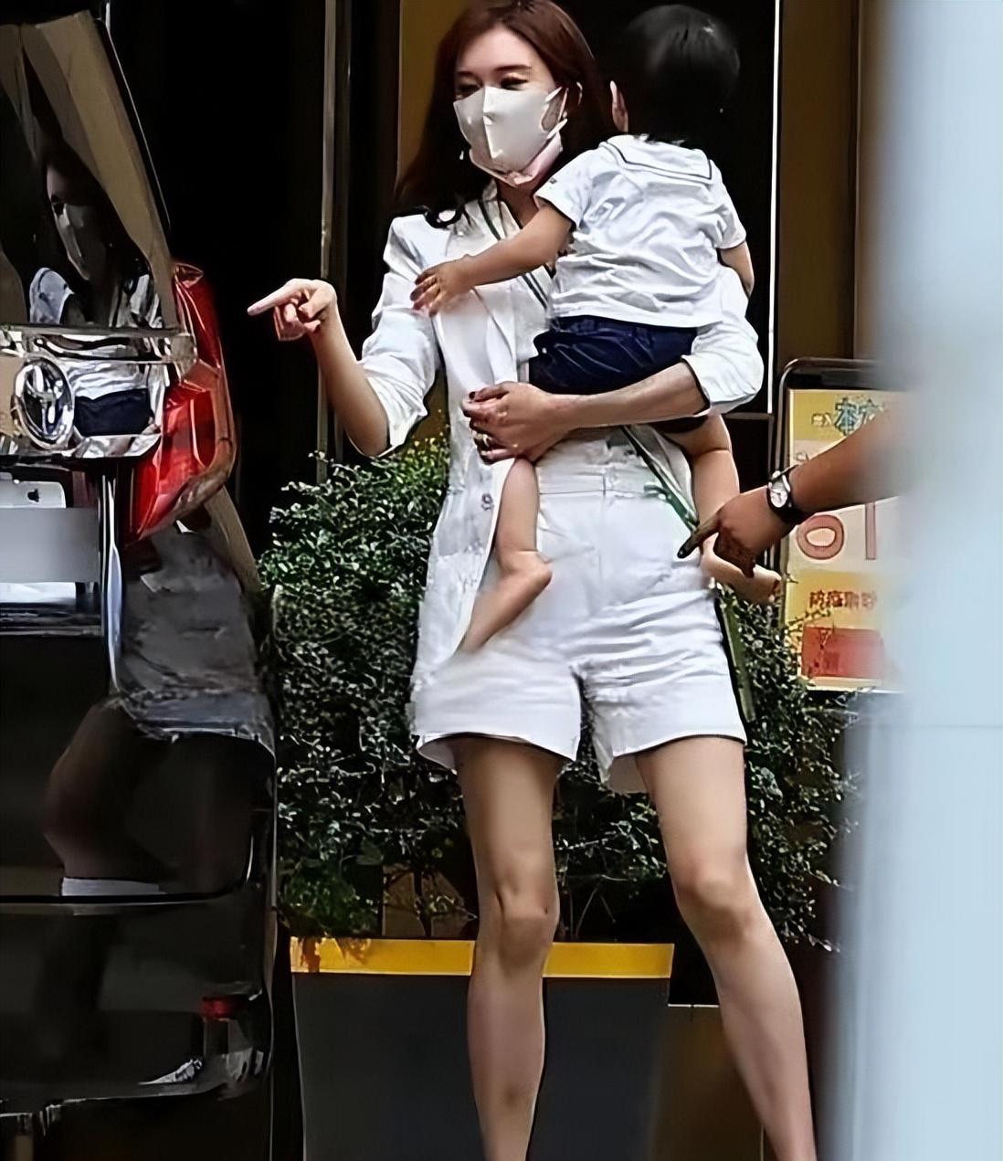 林志玲日本独自带娃出门,全身挂满儿童用品,两岁半儿子又高又壮