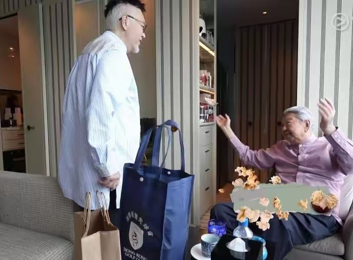 蔡澜最后露面照流出!脸部脚部浮肿,公寓中与友人相见