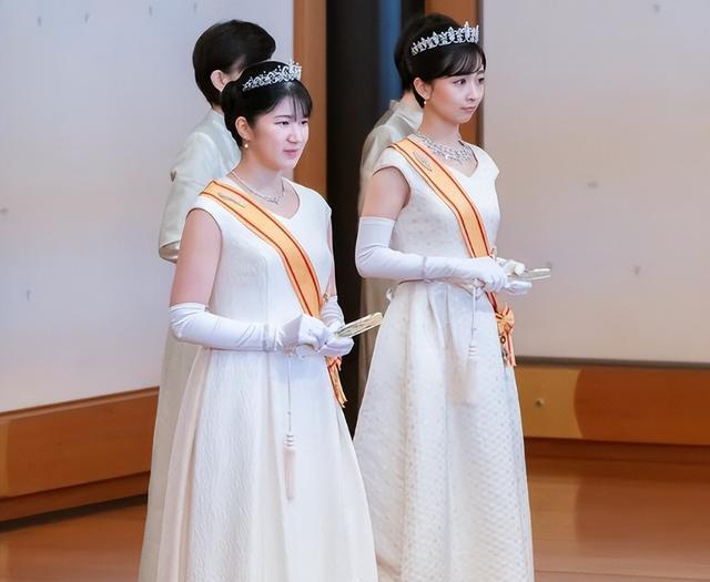 爱子公主长了张高个脸，实际身高拿不出手，还不及真子佳子