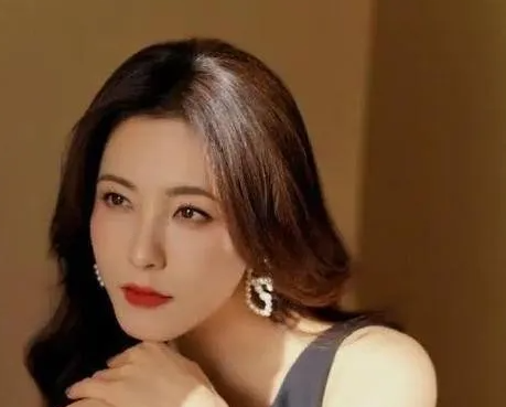 她是两百年难遇的美人,靠美貌征服无数男人,如今47岁仍未婚