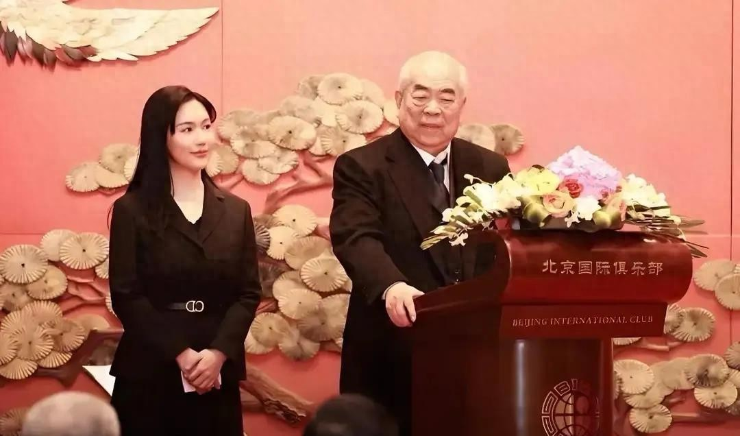 87岁范曾与37岁娇妻出席晚会,年龄相差五十,网友:这是爱情吗?