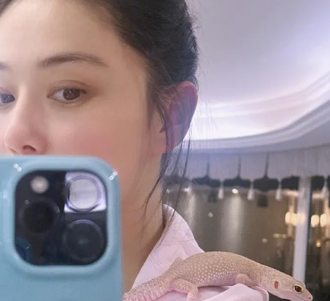 张馨予的新年素颜照掀起自然美风潮