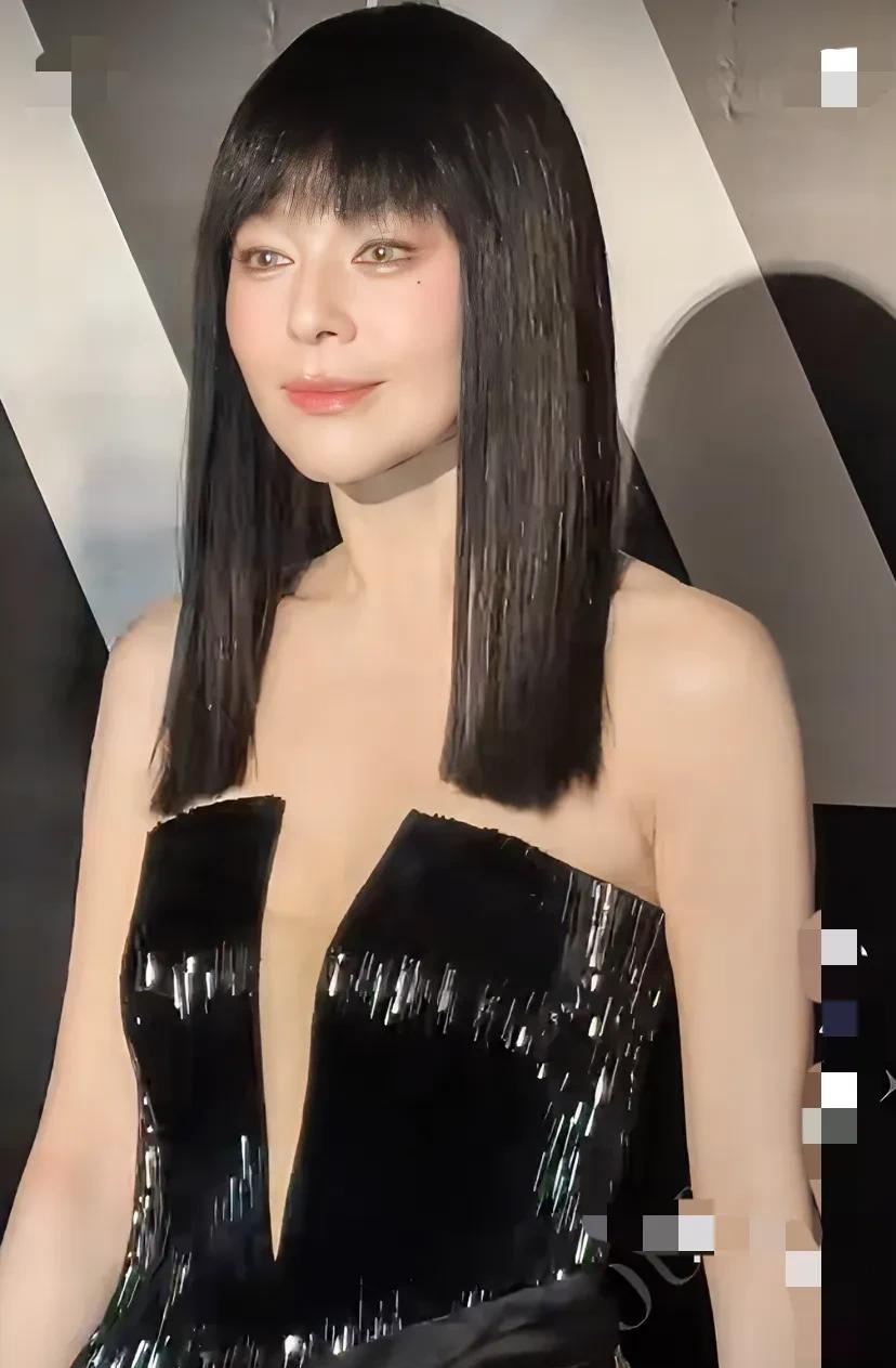 从荧幕到上海:54 岁 “雪姨” 颜值有变,火辣身材依旧