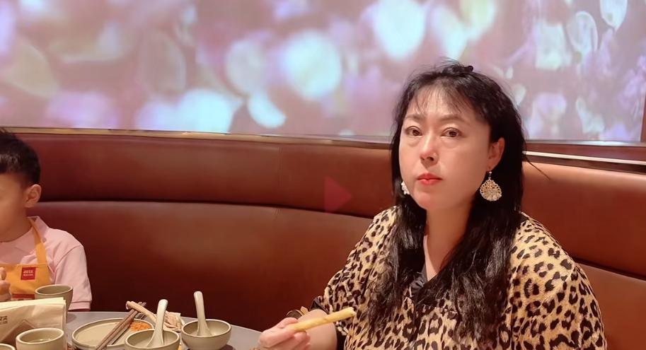 李菁菁抗癌后现身,身形消瘦!