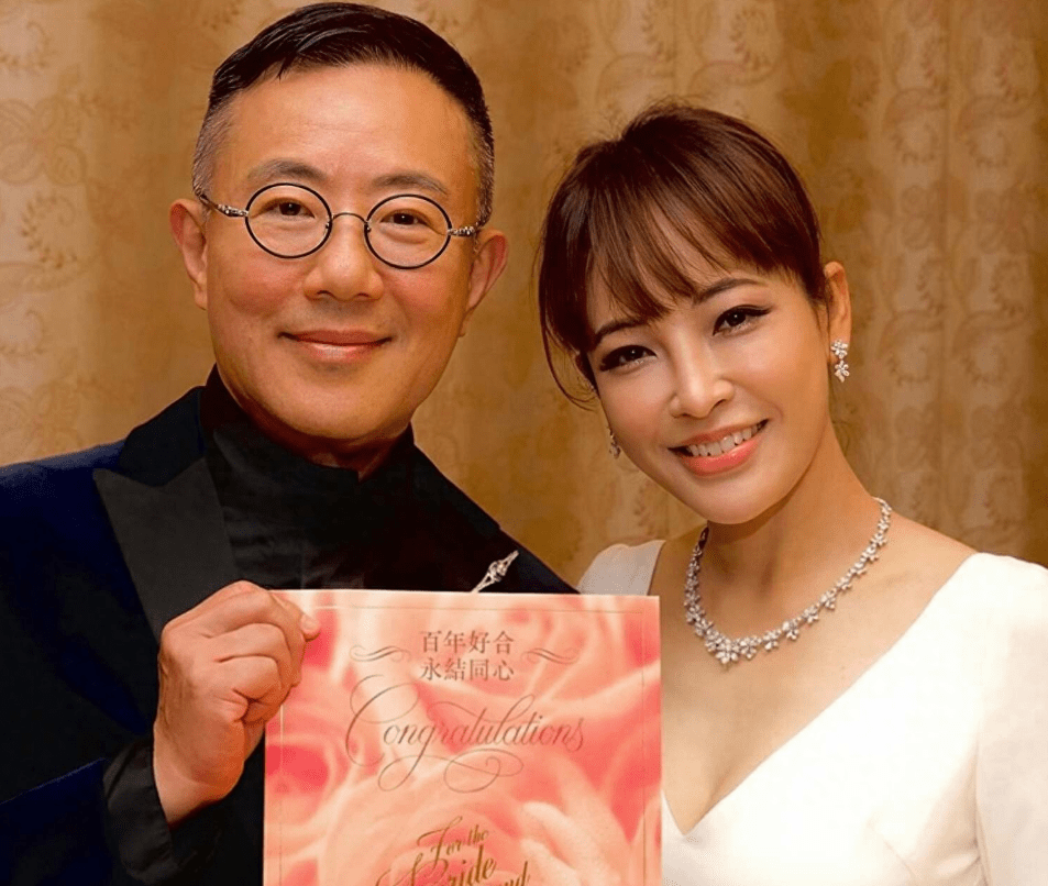 恭喜！67岁香港男星突然宣布结婚，和新婚妻子搭私人飞机度蜜月