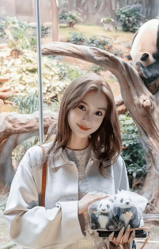 Angelababy打卡香港熊猫馆，颜值回春状态好，一身行头超50万