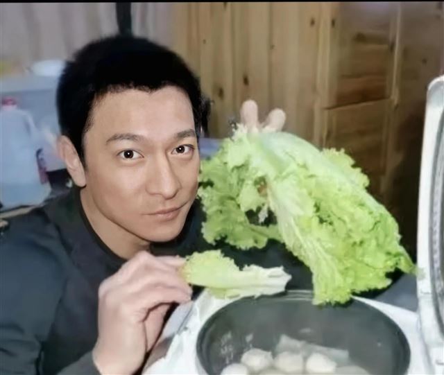 ?63岁刘德华和朋友聚餐，身材干瘦，脖子前倾体态差，本人苍老好多