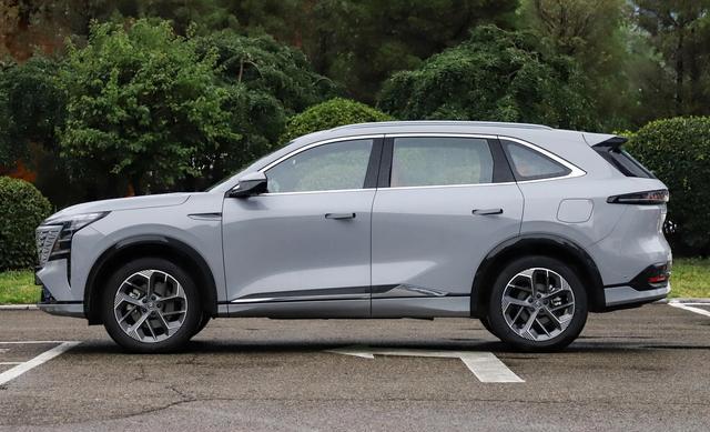 10万级SUV新“卷王”！3块屏+192马力+28米轴距，还敢上爱信8AT