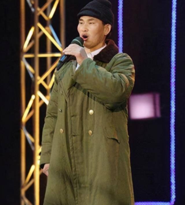 大衣哥学刘强东送年货,行善举却遭村民白眼:谁稀罕这些破玩意