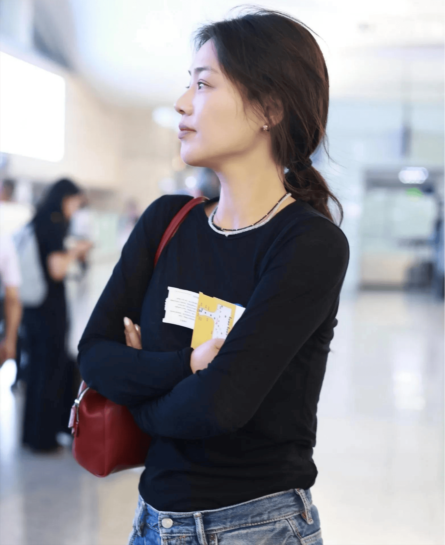 马思纯最新机场照，脸又小又精致，美得让人心动