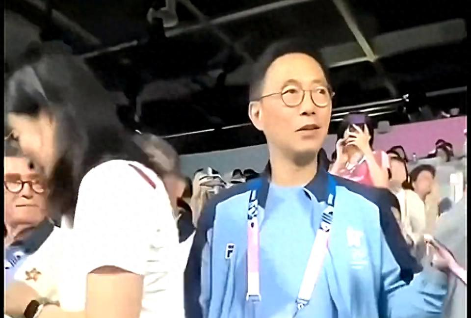 霍启山扶着大嫂肩膀让她先进去的这一刻，瞬间暖了众多女人的心