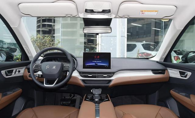 新款红旗E-QM5亮相上海车展，纯电动中型车设计，怀挡布局引领新潮流