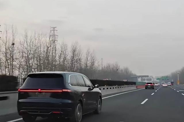 奶爸车+1，深蓝S09实车曝光，配激光雷达理想同款双联屏