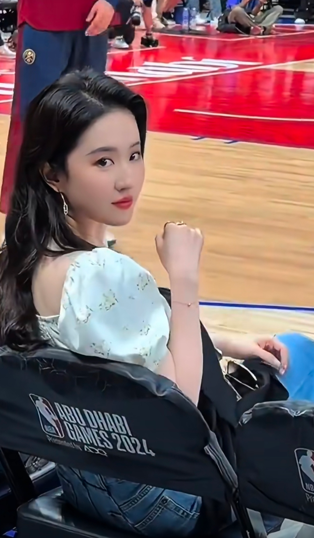 刘亦菲已经回到美国生活,和友人逛街拍照,打扮朴素看球赛心情好