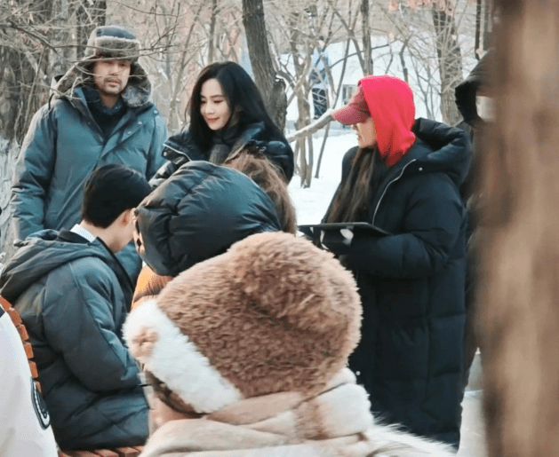 网友偶遇刘诗诗哈尔滨拍戏,生图好惊艳啊!脸又小又精致太美了