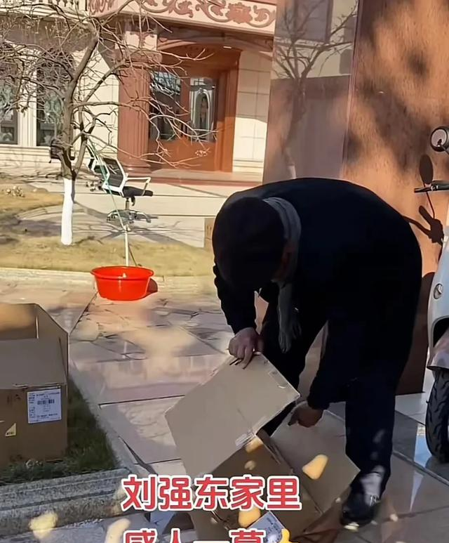 刘强东：千亿总裁的爹都在攒纸壳子卖钱，你还有什么理由不节俭？