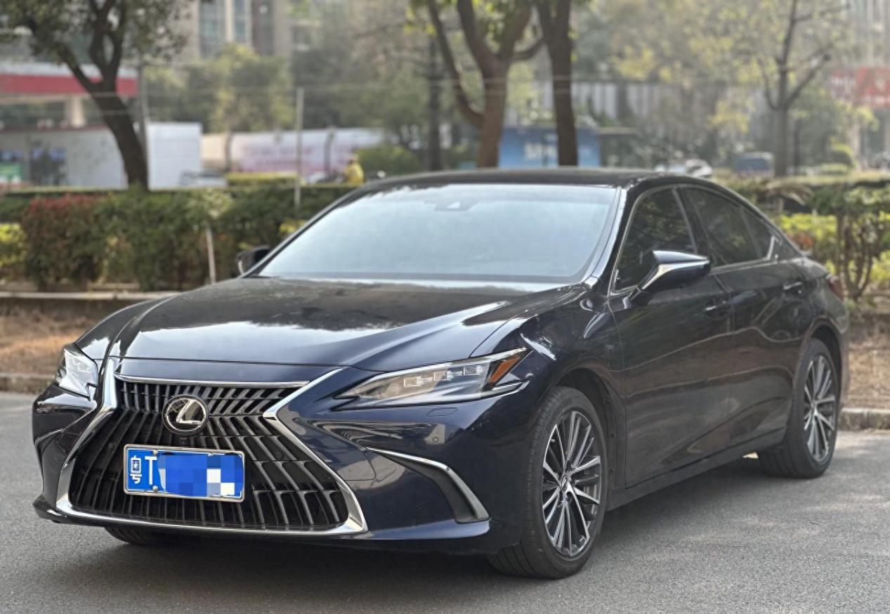 蓝色低奢优雅出行利器——准新雷克萨斯ES300h臻享版仅售31.8万