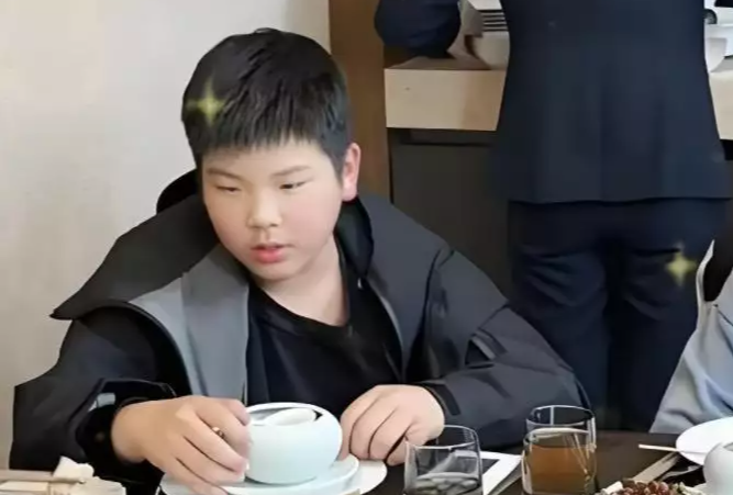 离婚大半年后，离开妈妈黄圣依的安迪，在杨子的照顾下邋里邋遢