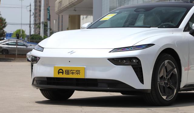 15万不到的纯电轿跑,272马力+620km续航,还看比亚迪?