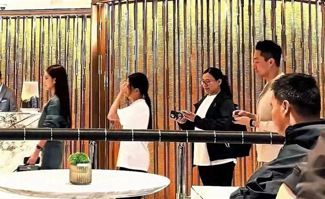 汪小菲婚礼不延期，S妈再发文，我一定要挺过去 王伟忠的话白说了