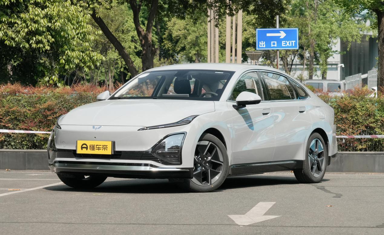 试驾五菱星光 EV：续航510km+轴距2800mm，家用车该有的样子它都有