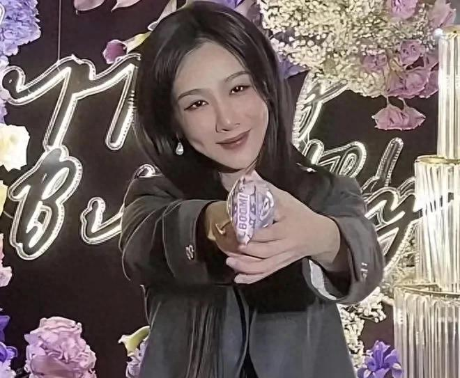 杨紫整容失败？晒庆生照模样大变似网红，满脸通红肿胀僵硬不自然