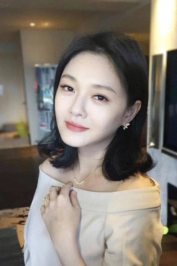 已揭晓：全程陪伴大S儿女送骨灰的神秘人物是谁