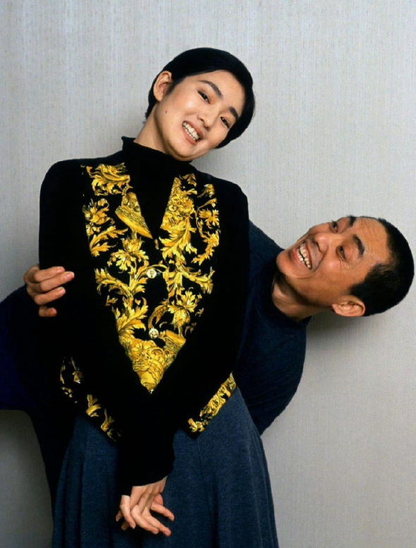 张艺谋巩俐早期写真曝光！对视瞬间爱意汹涌，那些年到底藏着啥？