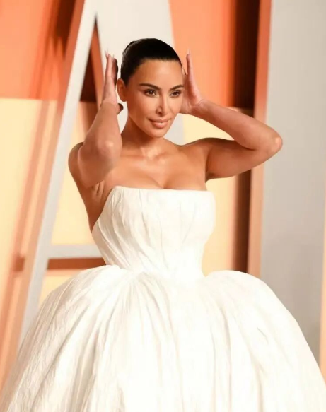 惊爆眼球!金·卡戴珊大战东契奇引热议,卡戴珊家族再掀流量风暴