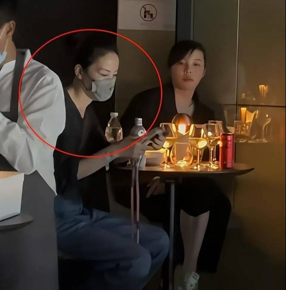 “锋菲”日本度假,55岁王菲身材走样有赘肉了