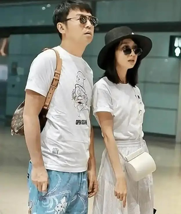 雷佳音一家四口五一出行，40 岁妻子似少女，13 岁女儿神似妈妈